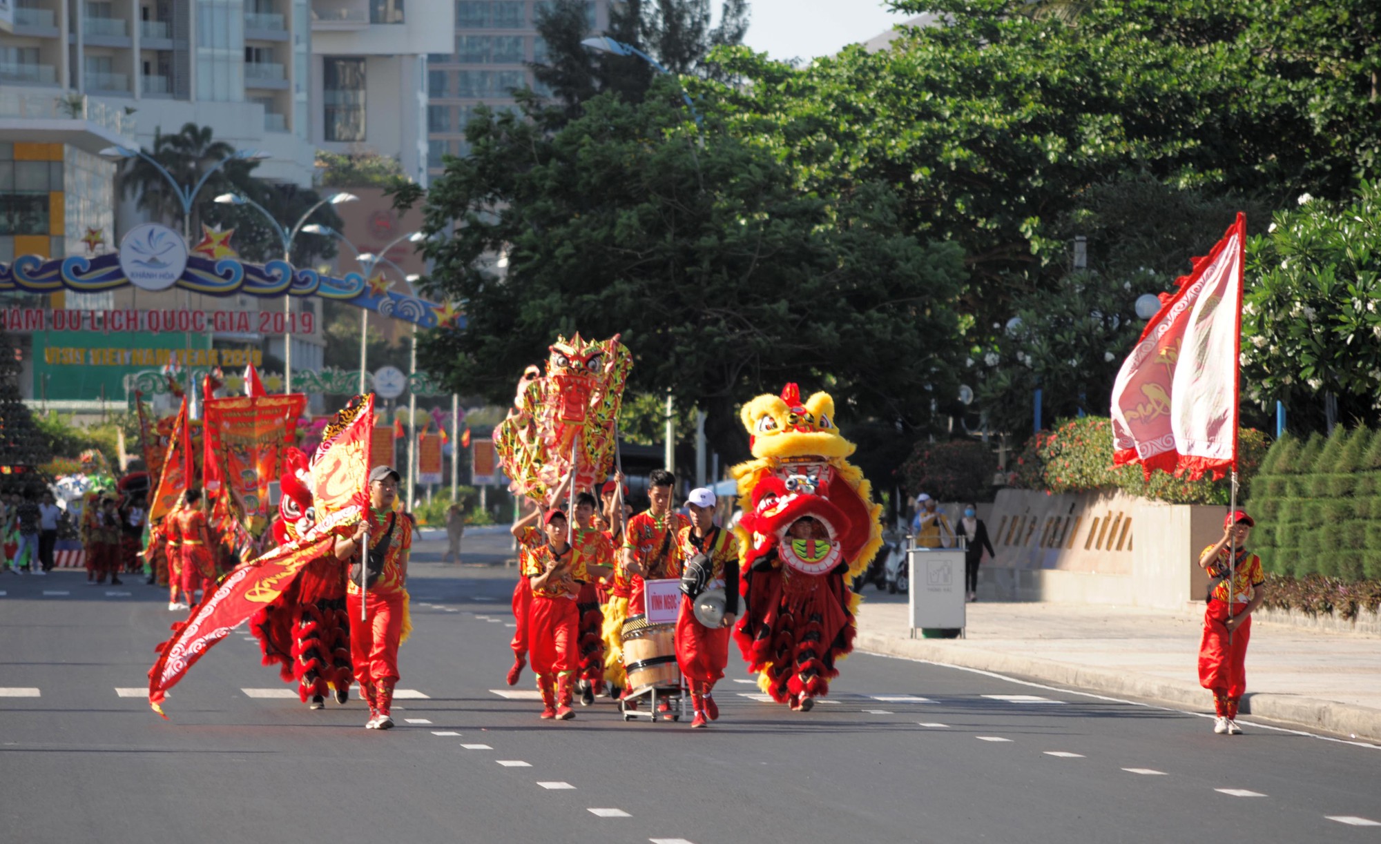 Nha Trang: Du khách mãn nhãn với lễ hội Lân Sư Rồng đường phố - Ảnh 1. Nha Trang: Du khách mãn nhãn với lễ hội Lân Sư Rồng đường phố - Ảnh 1.