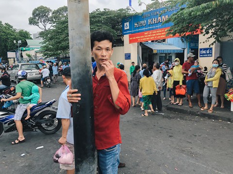 Nắng nóng kéo dài, bệnh viện ở Sài Gòn đông nghịt - người già trẻ nhỏ khổ sở vào viện - Ảnh 1. Nắng nóng kéo dài, bệnh viện ở Sài Gòn đông nghịt - người già trẻ nhỏ khổ sở vào viện - Ảnh 1.