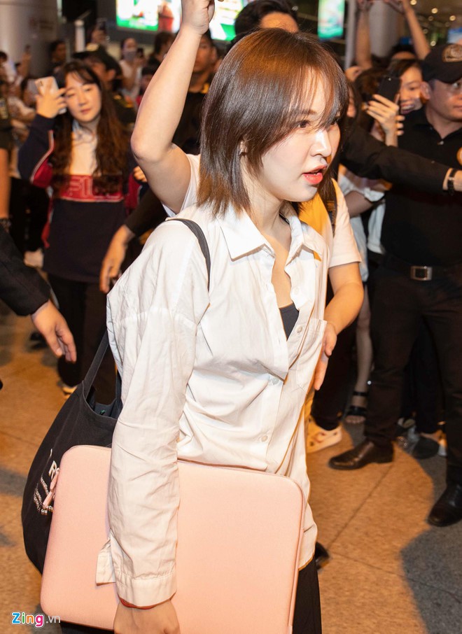 Red Velvet xuất hiện chớp nhoáng, Weki Meki rạng rỡ chào fan lúc nửa đêm tại sân bay Tân Sơn Nhất - Ảnh 1. Red Velvet xuất hiện chớp nhoáng, Weki Meki rạng rỡ chào fan lúc nửa đêm tại sân bay Tân Sơn Nhất - Ảnh 1.
