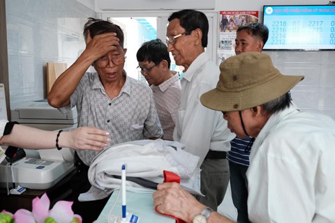 Nắng nóng kéo dài, bệnh viện ở Sài Gòn đông nghịt - người già trẻ nhỏ khổ sở vào viện - Ảnh 10. Nắng nóng kéo dài, bệnh viện ở Sài Gòn đông nghịt - người già trẻ nhỏ khổ sở vào viện - Ảnh 10.