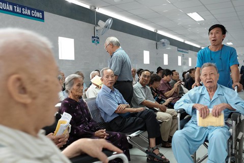 Nắng nóng kéo dài, bệnh viện ở Sài Gòn đông nghịt - người già trẻ nhỏ khổ sở vào viện - Ảnh 11. Nắng nóng kéo dài, bệnh viện ở Sài Gòn đông nghịt - người già trẻ nhỏ khổ sở vào viện - Ảnh 11.