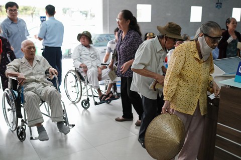 Nắng nóng kéo dài, bệnh viện ở Sài Gòn đông nghịt - người già trẻ nhỏ khổ sở vào viện - Ảnh 12. Nắng nóng kéo dài, bệnh viện ở Sài Gòn đông nghịt - người già trẻ nhỏ khổ sở vào viện - Ảnh 12.