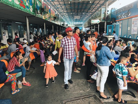 Nắng nóng kéo dài, bệnh viện ở Sài Gòn đông nghịt - người già trẻ nhỏ khổ sở vào viện - Ảnh 2. Nắng nóng kéo dài, bệnh viện ở Sài Gòn đông nghịt - người già trẻ nhỏ khổ sở vào viện - Ảnh 2.