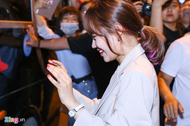 Red Velvet xuất hiện chớp nhoáng, Weki Meki rạng rỡ chào fan lúc nửa đêm tại sân bay Tân Sơn Nhất - Ảnh 3. Red Velvet xuất hiện chớp nhoáng, Weki Meki rạng rỡ chào fan lúc nửa đêm tại sân bay Tân Sơn Nhất - Ảnh 3.
