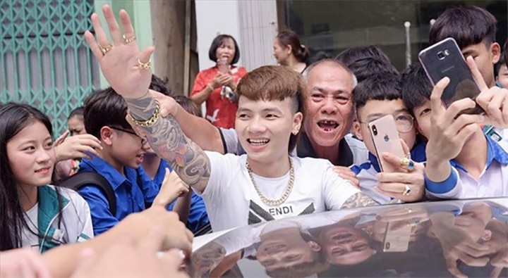 Khá Bảnh lại vào đề thi Ngữ văn, nhiều giáo viên lắc đầu ngao ngán - Ảnh 2. Khá Bảnh lại vào đề thi Ngữ văn, nhiều giáo viên lắc đầu ngao ngán - Ảnh 2.