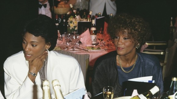 Mối tình đồng tính của Whitney Houston lần đầu tiên được tiết lộ khiến nhiều người bất ngờ - Ảnh 2. Mối tình đồng tính của Whitney Houston lần đầu tiên được tiết lộ khiến nhiều người bất ngờ - Ảnh 2.