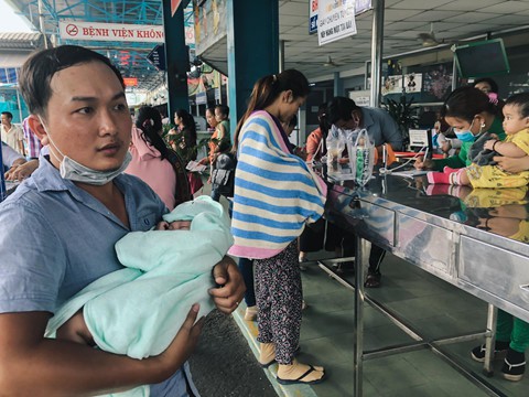 Nắng nóng kéo dài, bệnh viện ở Sài Gòn đông nghịt - người già trẻ nhỏ khổ sở vào viện - Ảnh 3. Nắng nóng kéo dài, bệnh viện ở Sài Gòn đông nghịt - người già trẻ nhỏ khổ sở vào viện - Ảnh 3.