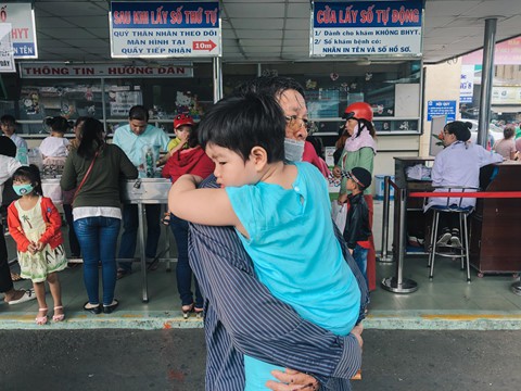 Nắng nóng kéo dài, bệnh viện ở Sài Gòn đông nghịt - người già trẻ nhỏ khổ sở vào viện - Ảnh 4. Nắng nóng kéo dài, bệnh viện ở Sài Gòn đông nghịt - người già trẻ nhỏ khổ sở vào viện - Ảnh 4.