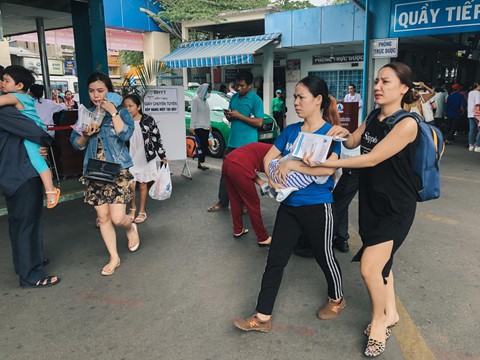 Nắng nóng kéo dài, bệnh viện ở Sài Gòn đông nghịt - người già trẻ nhỏ khổ sở vào viện - Ảnh 5. Nắng nóng kéo dài, bệnh viện ở Sài Gòn đông nghịt - người già trẻ nhỏ khổ sở vào viện - Ảnh 5.