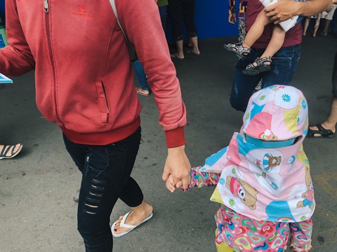 Nắng nóng kéo dài, bệnh viện ở Sài Gòn đông nghịt - người già trẻ nhỏ khổ sở vào viện - Ảnh 6. Nắng nóng kéo dài, bệnh viện ở Sài Gòn đông nghịt - người già trẻ nhỏ khổ sở vào viện - Ảnh 6.