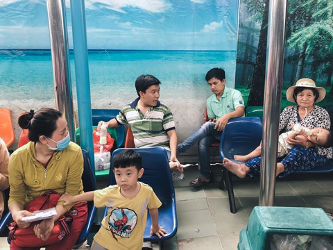 Nắng nóng kéo dài, bệnh viện ở Sài Gòn đông nghịt - người già trẻ nhỏ khổ sở vào viện - Ảnh 7. Nắng nóng kéo dài, bệnh viện ở Sài Gòn đông nghịt - người già trẻ nhỏ khổ sở vào viện - Ảnh 7.