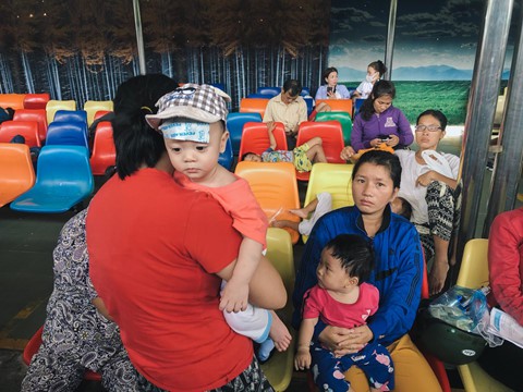 Nắng nóng kéo dài, bệnh viện ở Sài Gòn đông nghịt - người già trẻ nhỏ khổ sở vào viện - Ảnh 8. Nắng nóng kéo dài, bệnh viện ở Sài Gòn đông nghịt - người già trẻ nhỏ khổ sở vào viện - Ảnh 8.