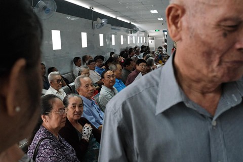 Nắng nóng kéo dài, bệnh viện ở Sài Gòn đông nghịt - người già trẻ nhỏ khổ sở vào viện - Ảnh 9. Nắng nóng kéo dài, bệnh viện ở Sài Gòn đông nghịt - người già trẻ nhỏ khổ sở vào viện - Ảnh 9.