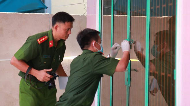 14 tiếng truy bắt nghi can sát hại 3 người trong một gia đình - Ảnh 1. 14 tiếng truy bắt nghi can sát hại 3 người trong một gia đình - Ảnh 1.