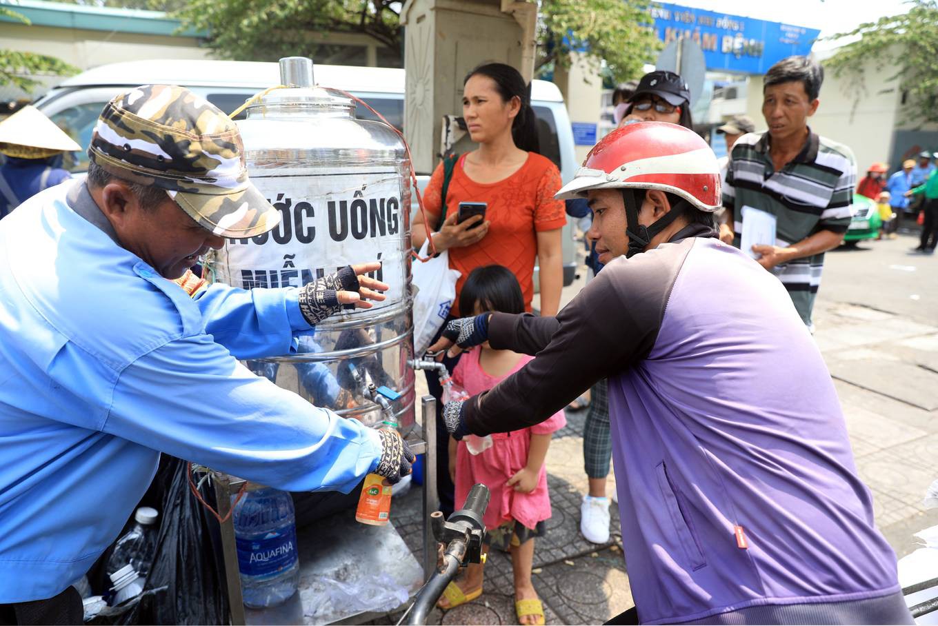 Những bình trà đá miễn phí trong nắng nóng ở Sài Gòn - Ảnh 7. Những bình trà đá miễn phí trong nắng nóng ở Sài Gòn - Ảnh 7.