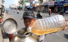 Những bình trà đá miễn phí trong nắng nóng ở Sài Gòn