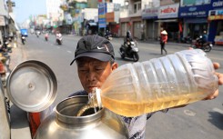 Những bình trà đá miễn phí trong nắng nóng ở Sài Gòn