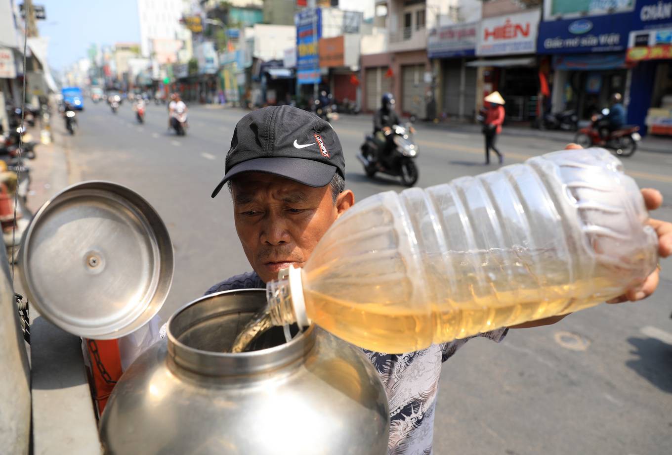 Những bình trà đá miễn phí trong nắng nóng ở Sài Gòn - Ảnh 2. Những bình trà đá miễn phí trong nắng nóng ở Sài Gòn - Ảnh 2.