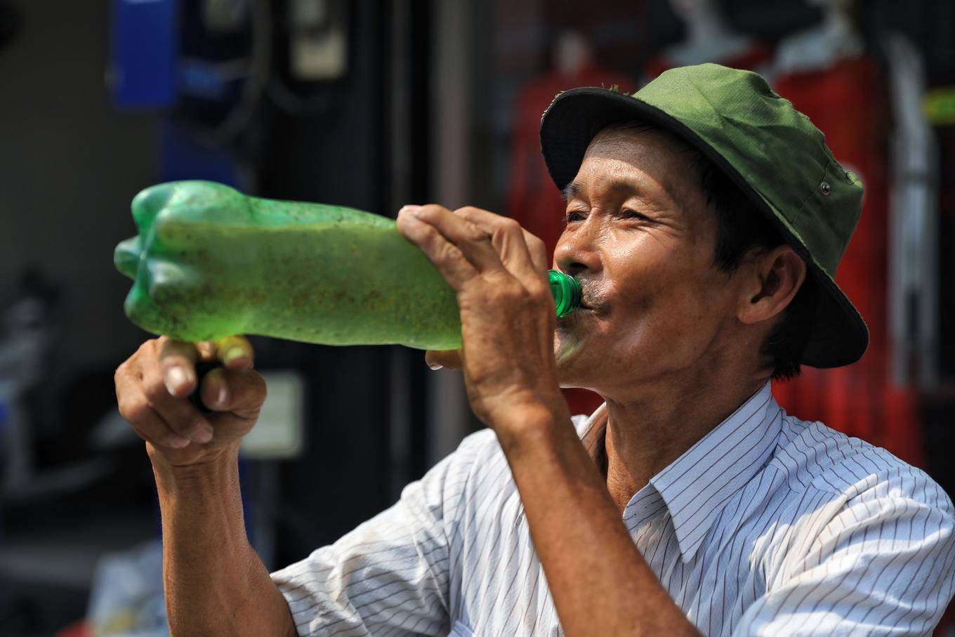 Những bình trà đá miễn phí trong nắng nóng ở Sài Gòn - Ảnh 6. Những bình trà đá miễn phí trong nắng nóng ở Sài Gòn - Ảnh 6.