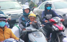 Ngày đầu nghỉ lễ 30/4: Hàng nghìn người bơ phờ, chen chúc giữa Sài Gòn nắng gắt để về quê