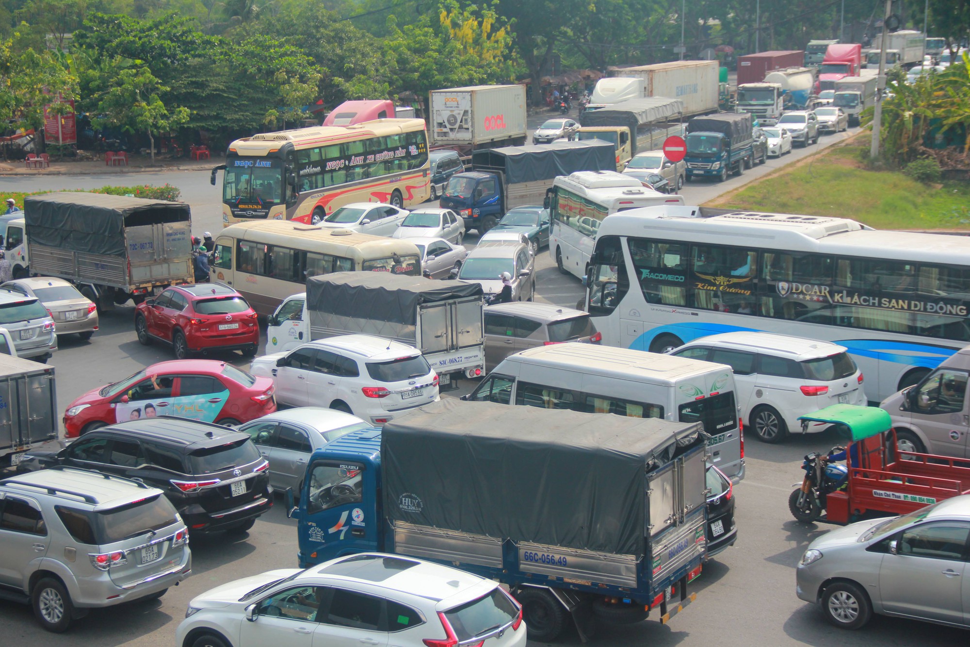 Ngày đầu nghỉ lễ 30/4: Hàng nghìn người bơ phờ, chen chúc giữa Sài Gòn nắng gắt để về quê - Ảnh 4. Ngày đầu nghỉ lễ 30/4: Hàng nghìn người bơ phờ, chen chúc giữa Sài Gòn nắng gắt để về quê - Ảnh 4.