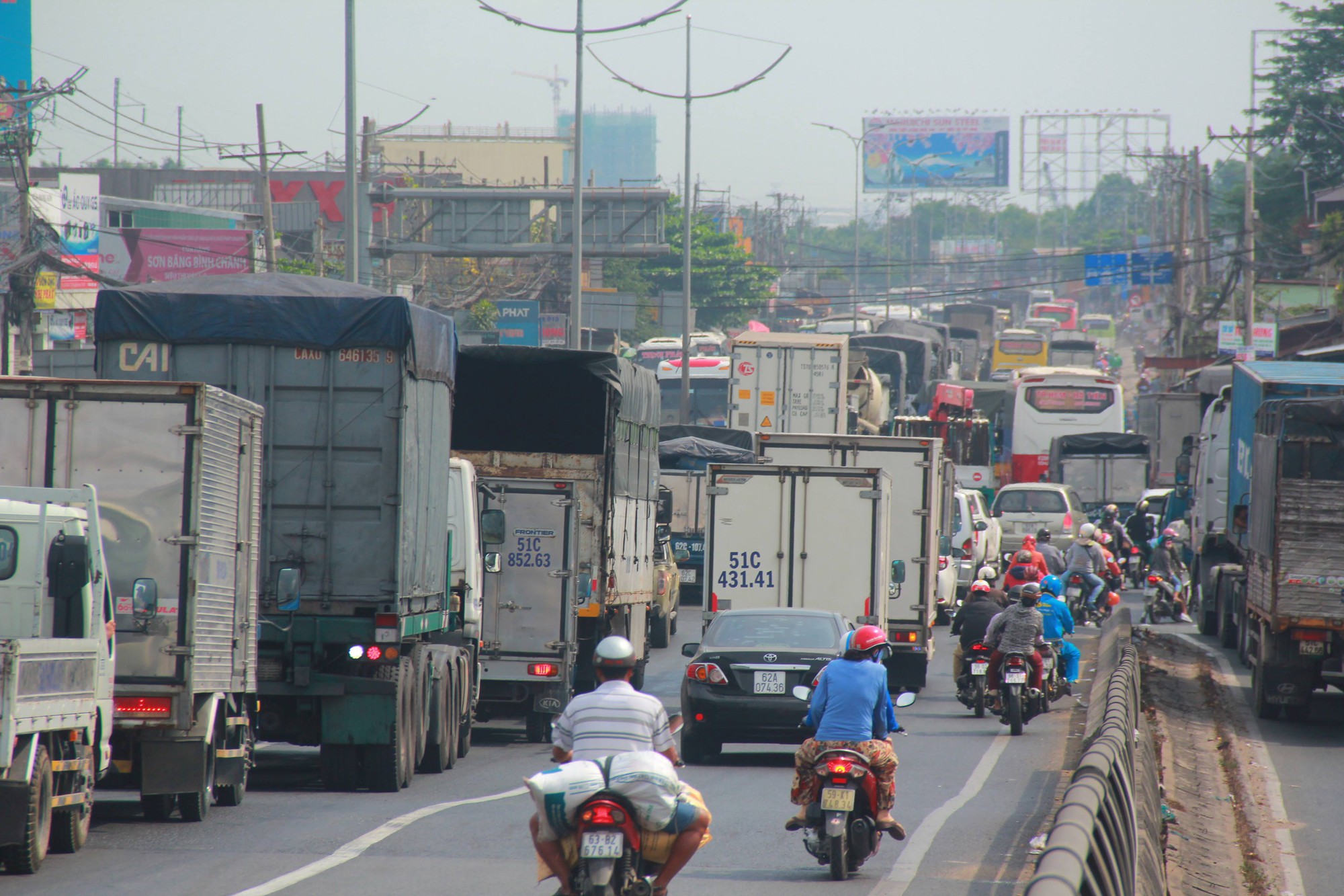 Ngày đầu nghỉ lễ 30/4: Hàng nghìn người bơ phờ, chen chúc giữa Sài Gòn nắng gắt để về quê - Ảnh 8. Ngày đầu nghỉ lễ 30/4: Hàng nghìn người bơ phờ, chen chúc giữa Sài Gòn nắng gắt để về quê - Ảnh 8.