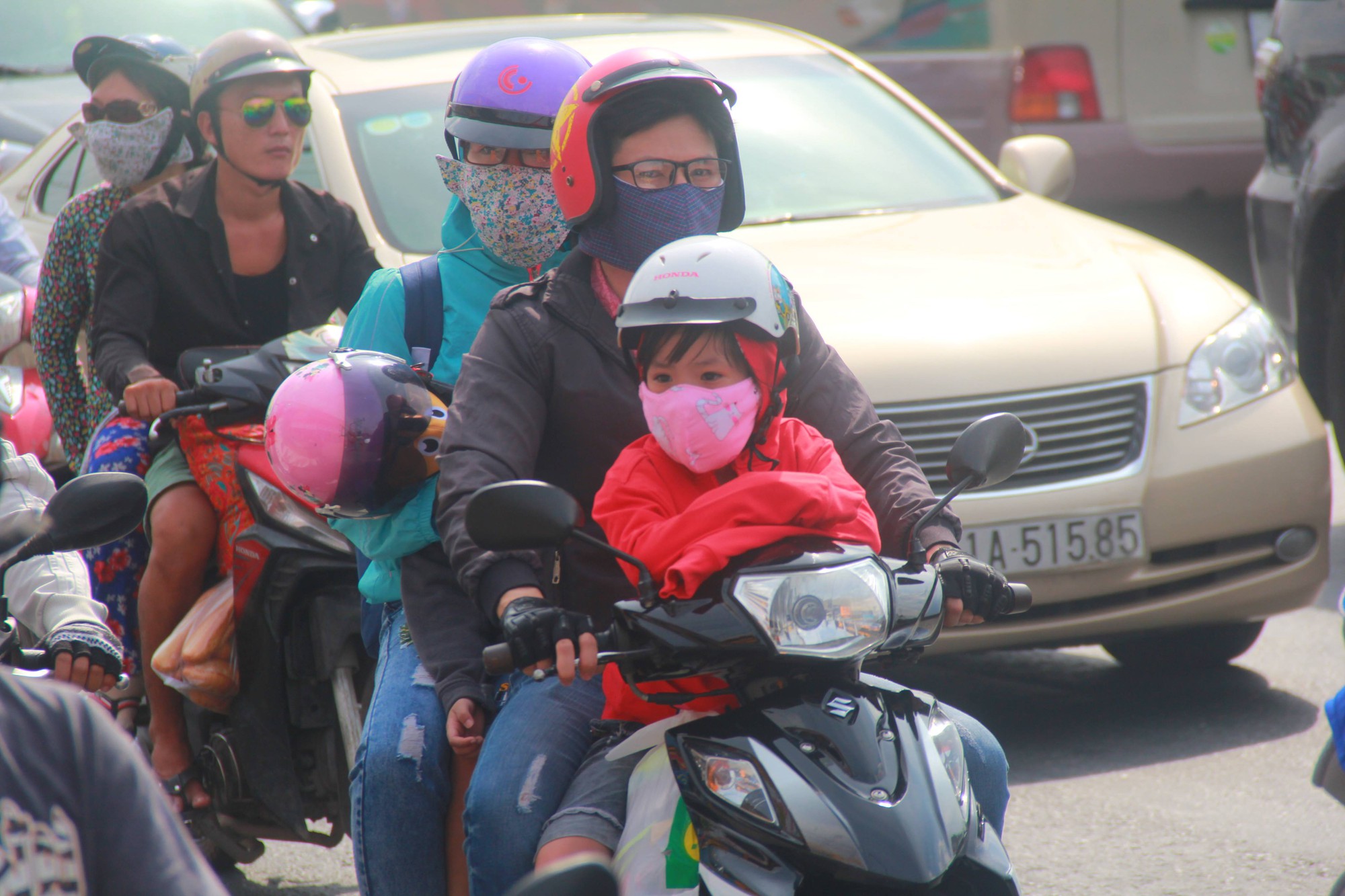 Ngày đầu nghỉ lễ 30/4: Hàng nghìn người bơ phờ, chen chúc giữa Sài Gòn nắng gắt để về quê - Ảnh 3. Ngày đầu nghỉ lễ 30/4: Hàng nghìn người bơ phờ, chen chúc giữa Sài Gòn nắng gắt để về quê - Ảnh 3.