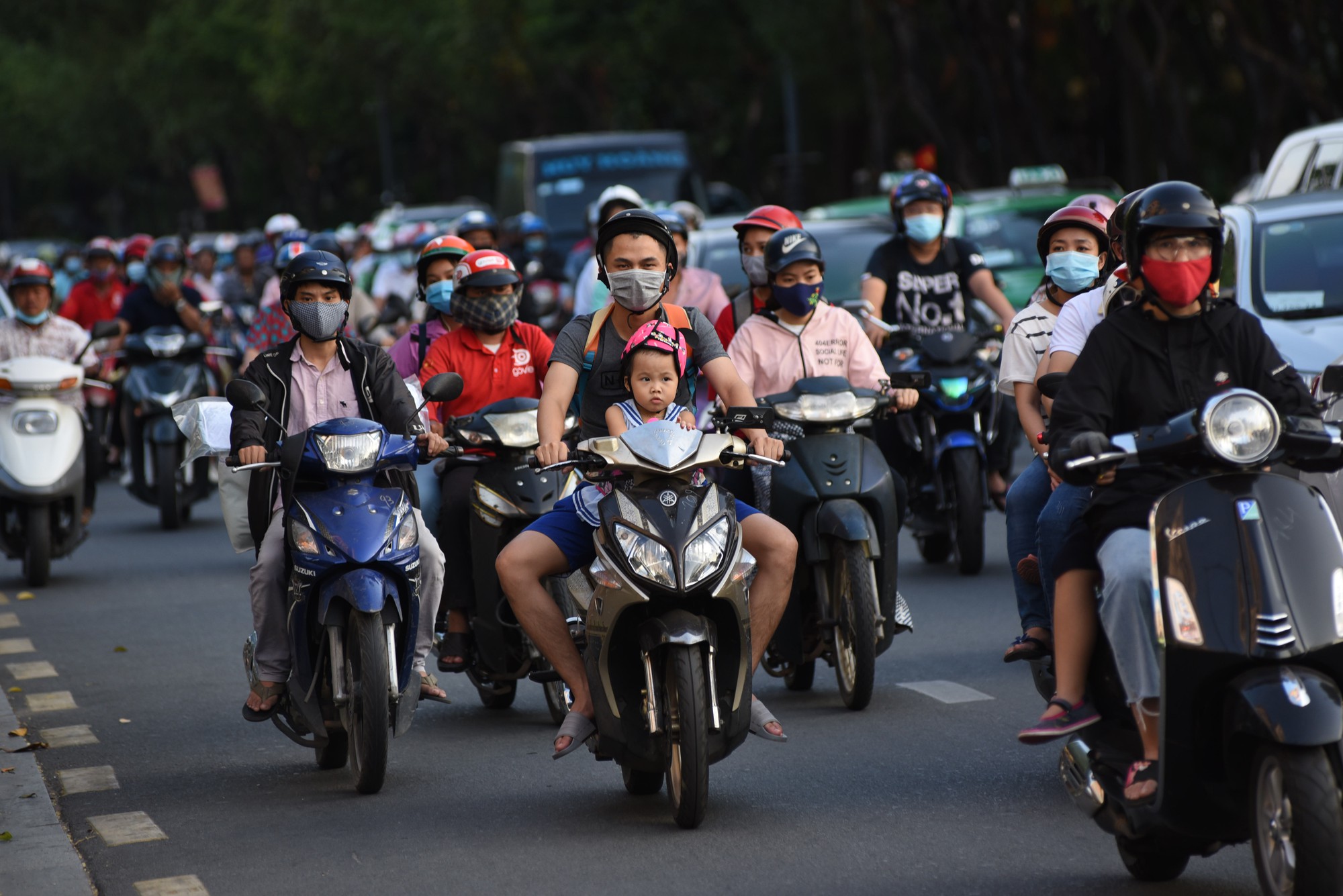 Ngày đầu nghỉ lễ 30/4: Hàng nghìn người bơ phờ, chen chúc giữa Sài Gòn nắng gắt để về quê - Ảnh 1. Ngày đầu nghỉ lễ 30/4: Hàng nghìn người bơ phờ, chen chúc giữa Sài Gòn nắng gắt để về quê - Ảnh 1.