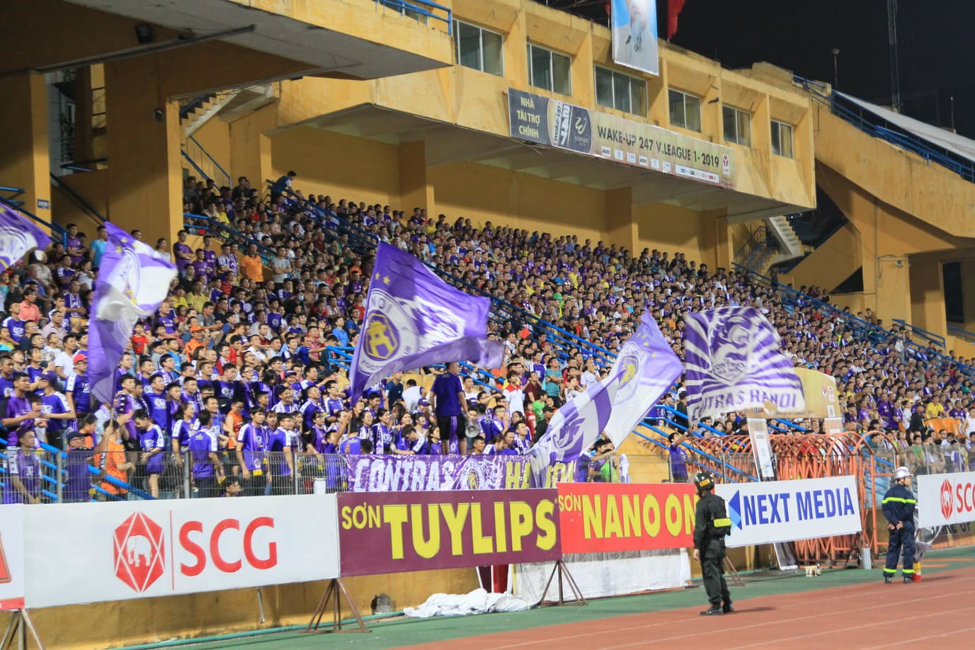 Hàng vạn CĐV Hà Nội đổ về sân Hàng Đẫy sau khi thoát án phạt treo sân - Ảnh 9. Hàng vạn CĐV Hà Nội đổ về sân Hàng Đẫy sau khi thoát án phạt treo sân - Ảnh 9.