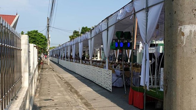 Hiệu trưởng lấn chiếm lòng đường 3 ngày để dựng rạp đám cưới cho con - Ảnh 1.