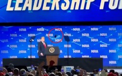 Ông Trump 'bị ném điện thoại'