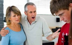 Phải làm gì để vượt qua sự từ chối của gia đình khi 'come out'?