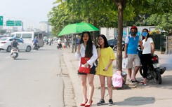 Người dân vạ vật trong nắng nóng bắt xe nghỉ lễ 30/4, xe khách thoải mái 'làm xiếc' trên đường