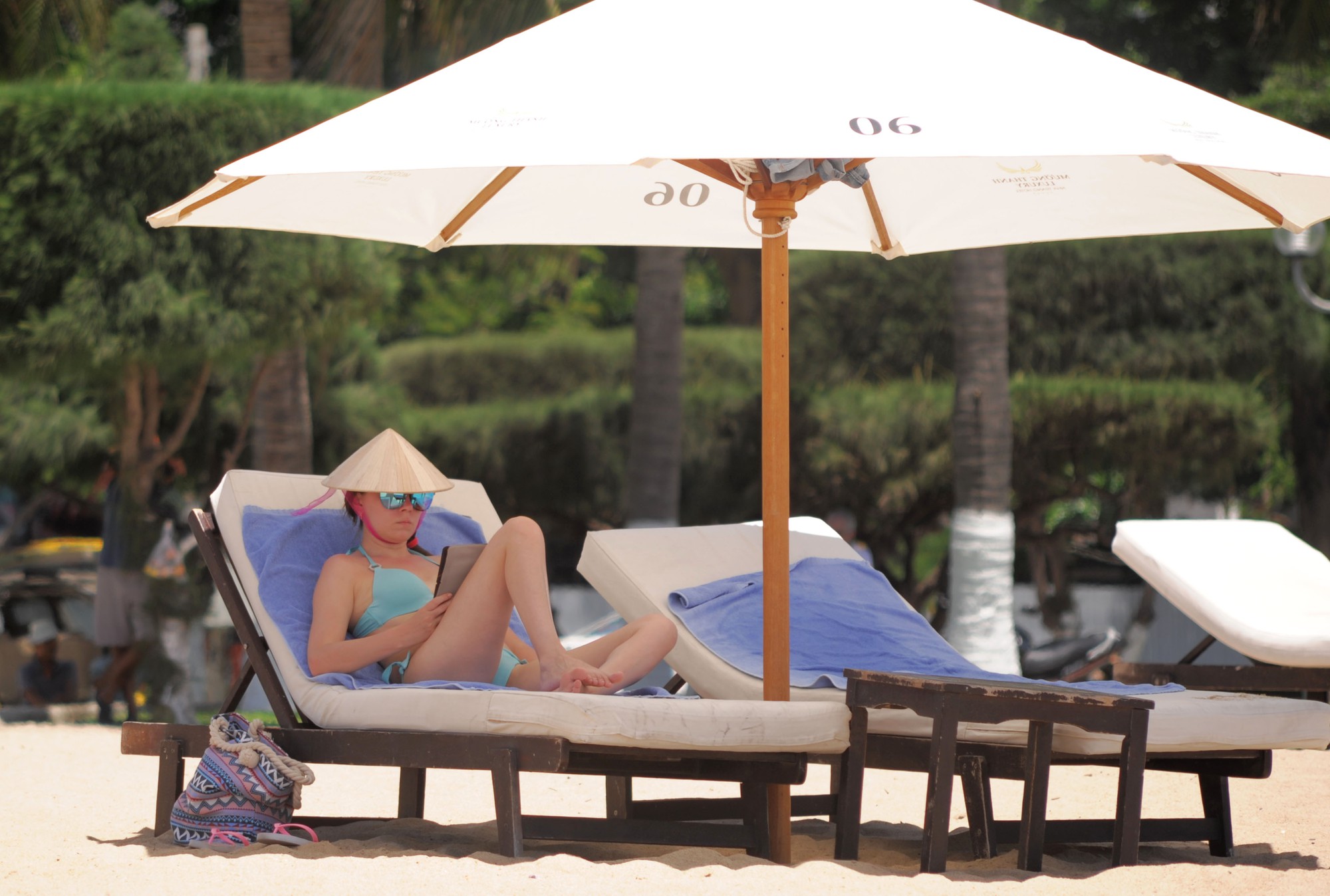 Nha Trang: Khách quốc tế thản nhiên phơi nắng, tắm biển giữa nắng nóng gay gắt - Ảnh 12. Nha Trang: Khách quốc tế thản nhiên phơi nắng, tắm biển giữa nắng nóng gay gắt - Ảnh 12.