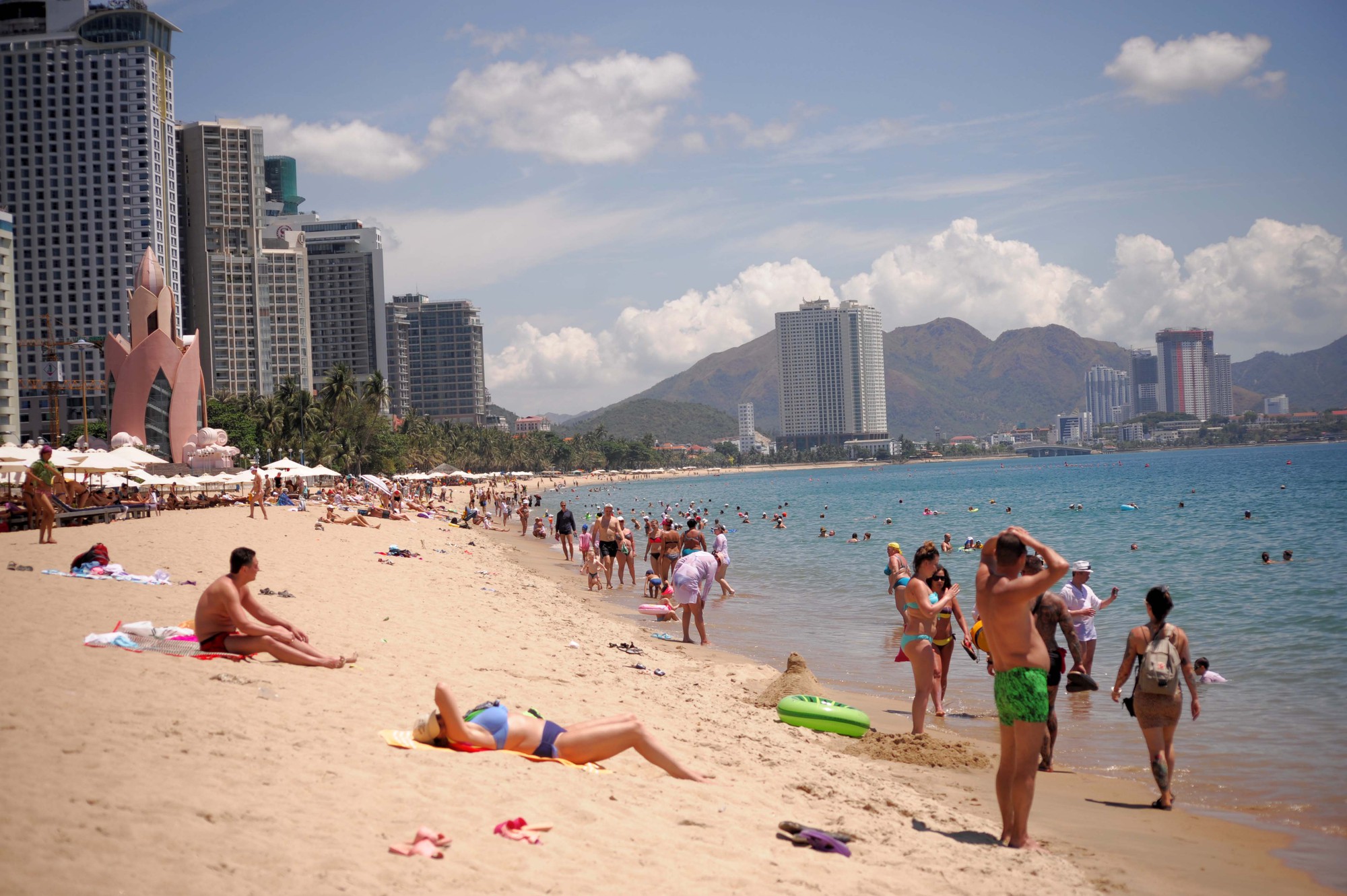 Nha Trang: Khách quốc tế thản nhiên phơi nắng, tắm biển giữa nắng nóng gay gắt - Ảnh 10. Nha Trang: Khách quốc tế thản nhiên phơi nắng, tắm biển giữa nắng nóng gay gắt - Ảnh 10.