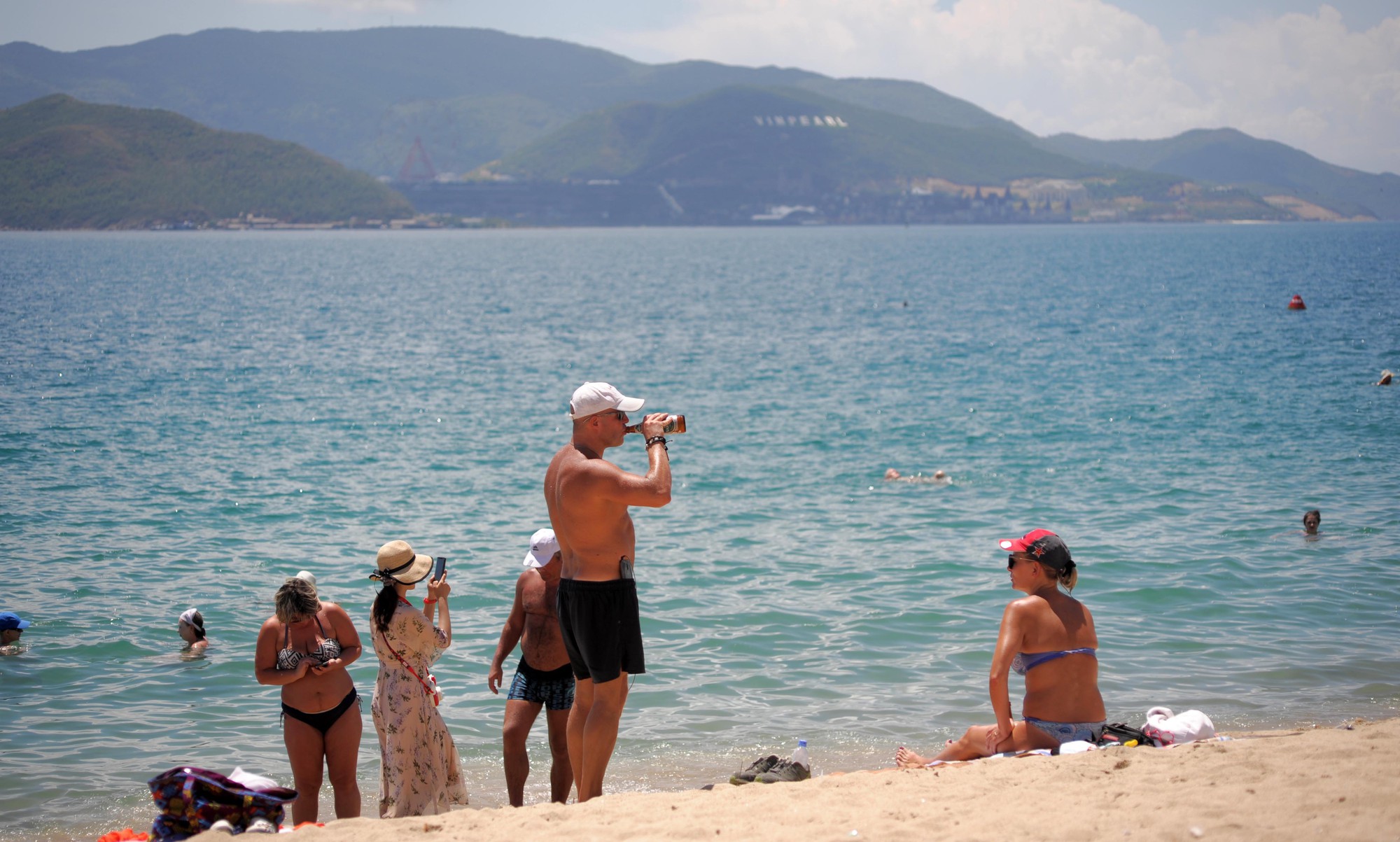 Nha Trang: Khách quốc tế thản nhiên phơi nắng, tắm biển giữa nắng nóng gay gắt - Ảnh 3. Nha Trang: Khách quốc tế thản nhiên phơi nắng, tắm biển giữa nắng nóng gay gắt - Ảnh 3.