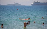 Nha Trang: Khách quốc tế thản nhiên phơi nắng, tắm biển giữa nắng nóng gay gắt
