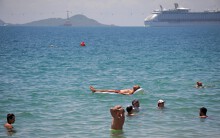 Nha Trang: Khách quốc tế thản nhiên phơi nắng, tắm biển giữa nắng nóng gay gắt