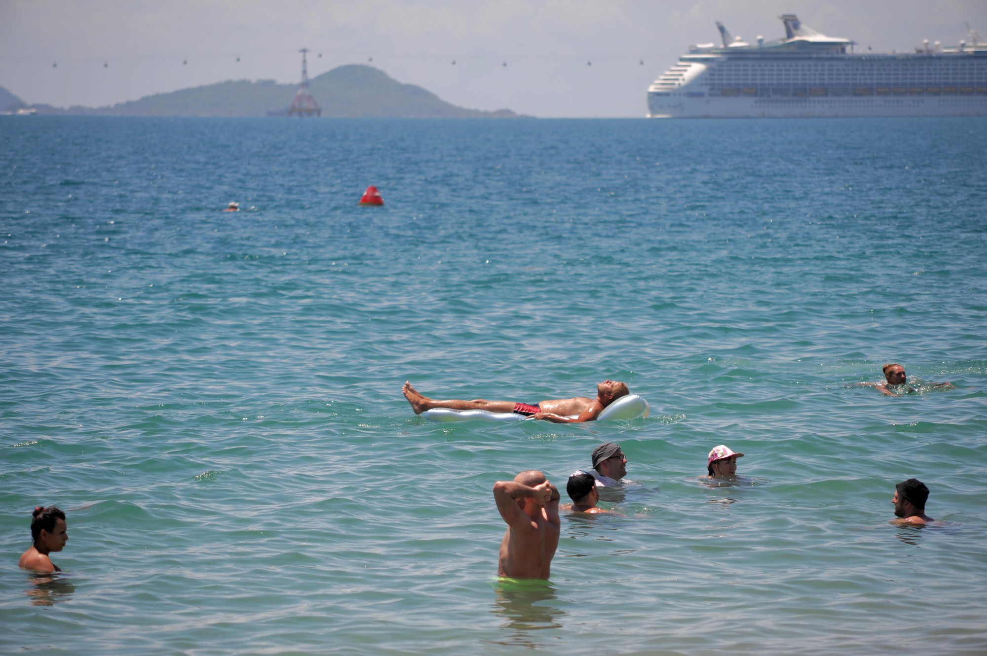 Nha Trang: Khách quốc tế thản nhiên phơi nắng, tắm biển giữa nắng nóng gay gắt - Ảnh 4. Nha Trang: Khách quốc tế thản nhiên phơi nắng, tắm biển giữa nắng nóng gay gắt - Ảnh 4.