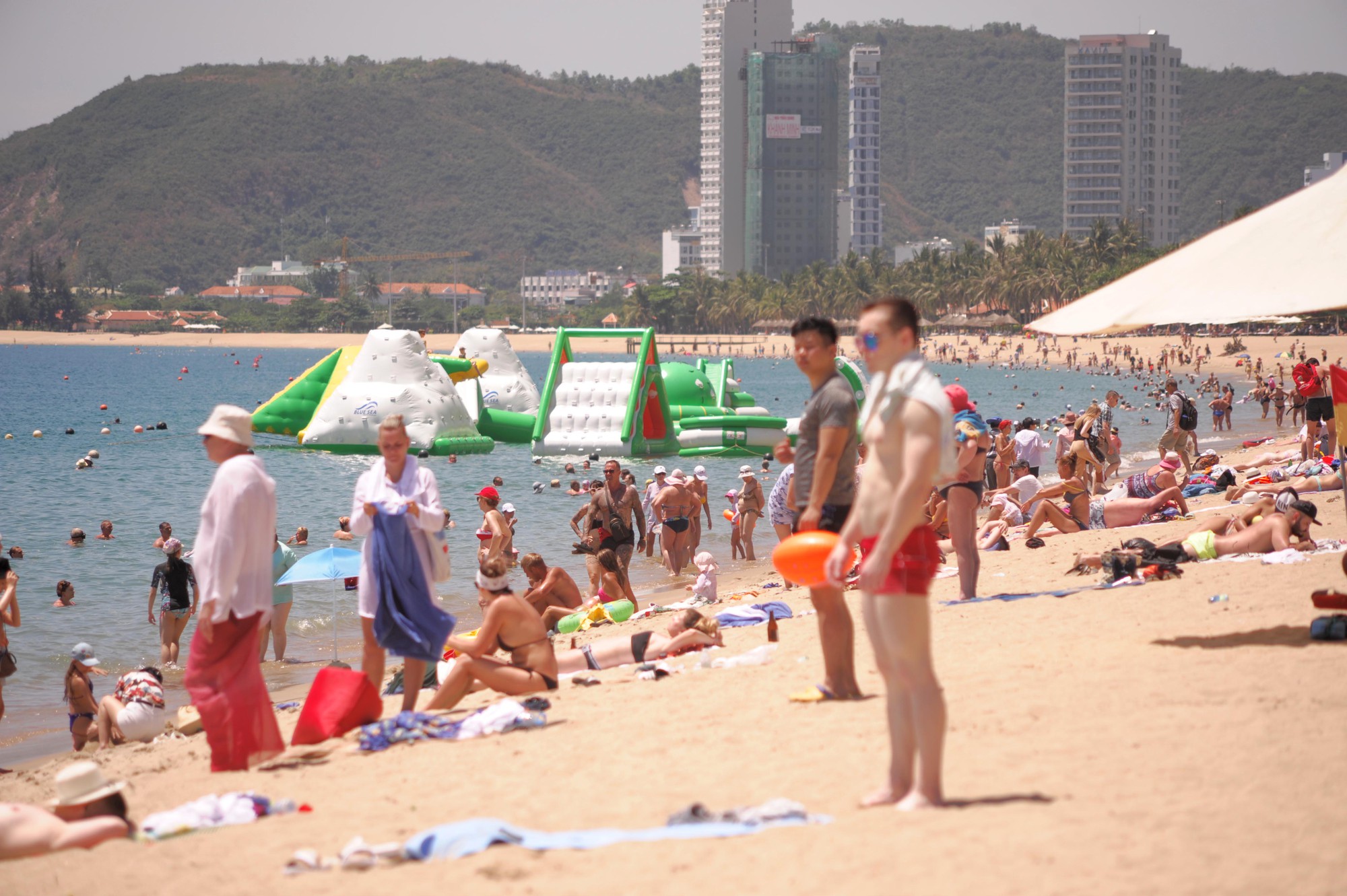 Nha Trang: Khách quốc tế thản nhiên phơi nắng, tắm biển giữa nắng nóng gay gắt - Ảnh 2. Nha Trang: Khách quốc tế thản nhiên phơi nắng, tắm biển giữa nắng nóng gay gắt - Ảnh 2.