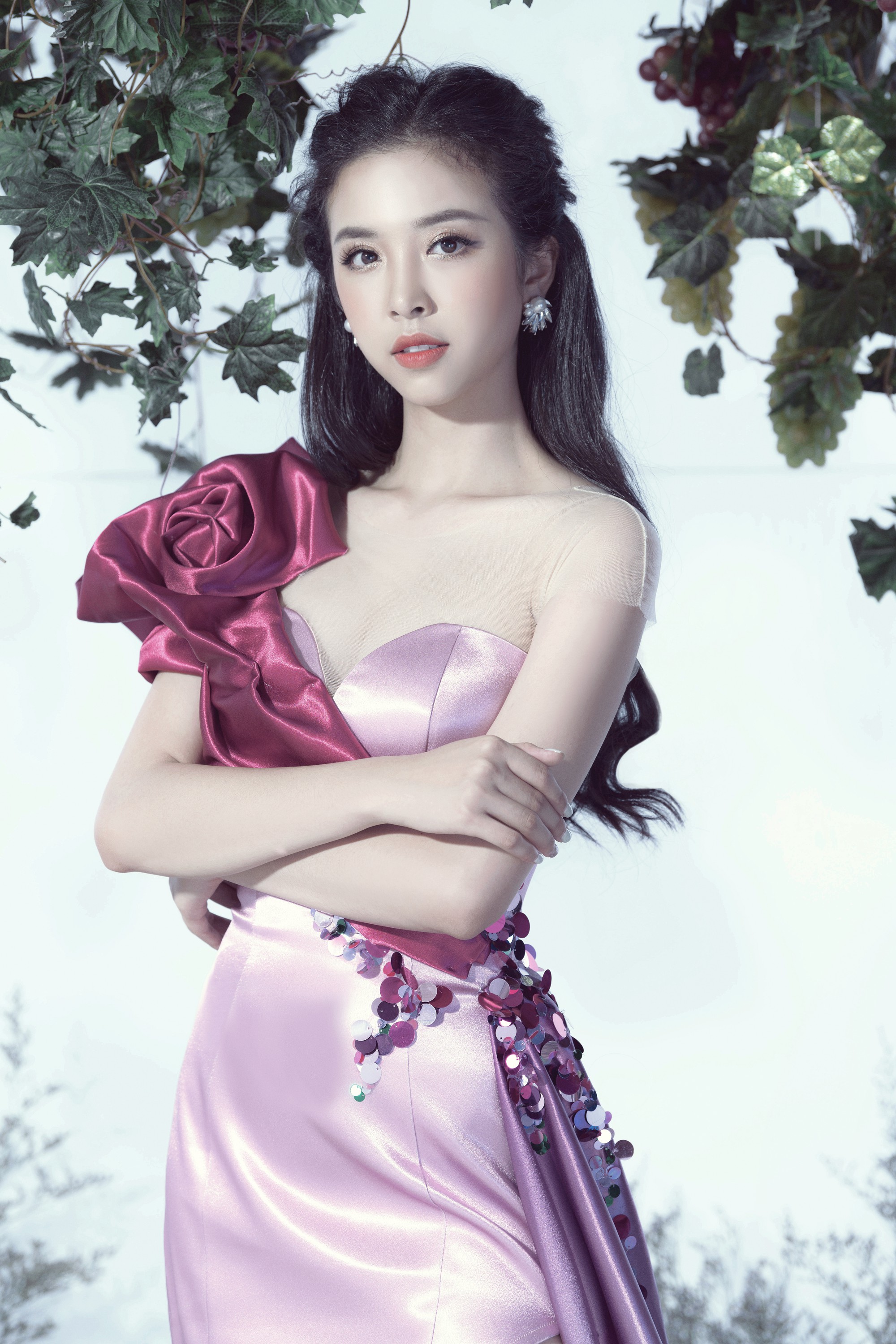 Tiểu Vy, Phương Nga, Thúy An hóa thân thành những nữ thần nho - Ảnh 6.