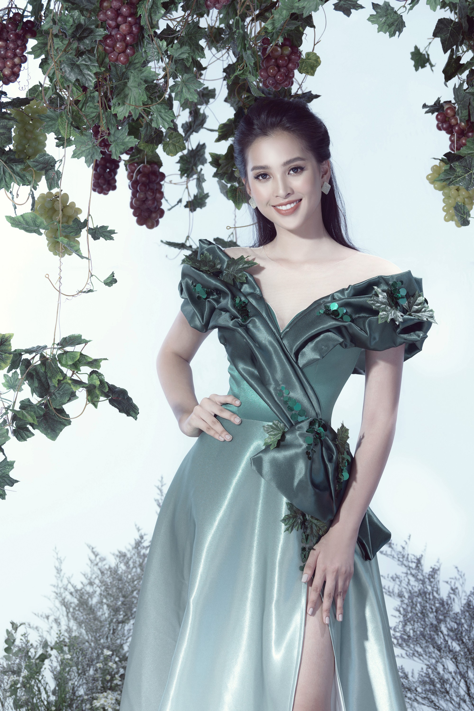 Tiểu Vy, Phương Nga, Thúy An hóa thân thành những nữ thần nho - Ảnh 2.