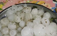 Mưa đá to như nắm tay trút xuống Yên Bái, nhiều nhà dân hư hỏng