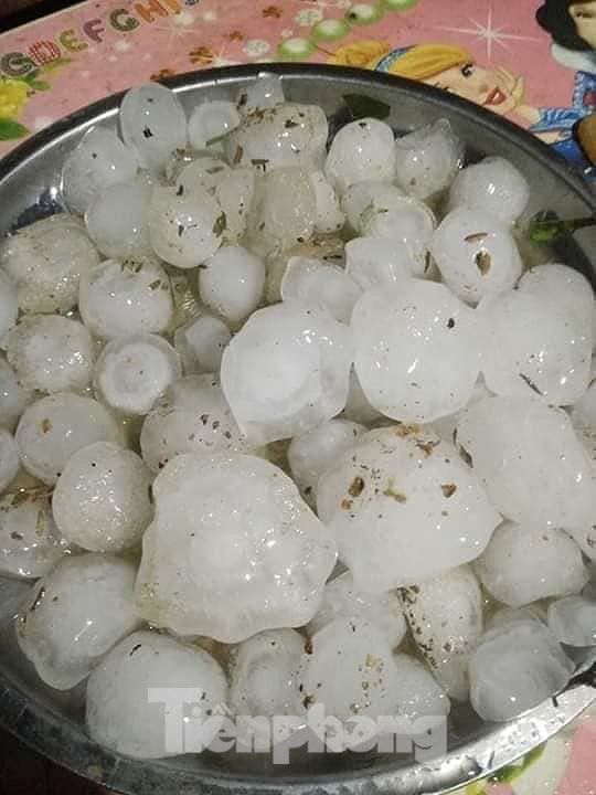 Mưa đá to như nắm tay trút xuống Yên Bái, nhiều nhà dân hư hỏng - Ảnh 1. Mưa đá to như nắm tay trút xuống Yên Bái, nhiều nhà dân hư hỏng - Ảnh 1.
