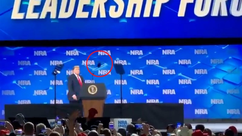 Ông Trump bị ném điện thoại - Ảnh 1. Ông Trump bị ném điện thoại - Ảnh 1.
