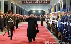 Dân chào đón tàu bọc thép của ông Kim Jong Un trở về Triều Tiên