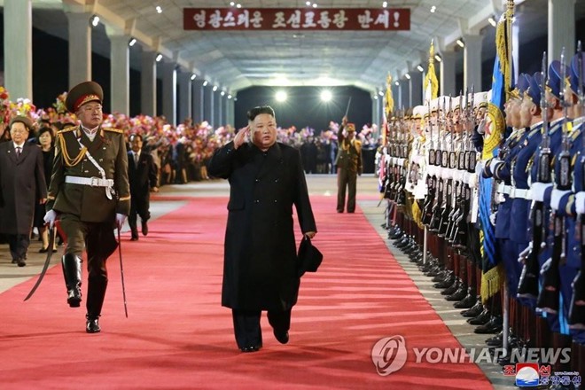 Dân chào đón tàu bọc thép của ông Kim Jong Un trở về Triều Tiên - Ảnh 1. Dân chào đón tàu bọc thép của ông Kim Jong Un trở về Triều Tiên - Ảnh 1.