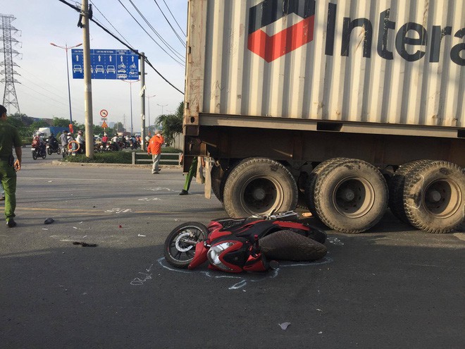 Cháu trai gục đầu hoảng loạn khi dì bị container cán tử vong trên đường ra bến xe về quê nghỉ lễ - Ảnh 1. Cháu trai gục đầu hoảng loạn khi dì bị container cán tử vong trên đường ra bến xe về quê nghỉ lễ - Ảnh 1.