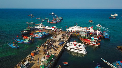 Dân tranh nhau mua xăng ở đảo Lý Sơn trước dịp lễ 30/4 - Ảnh 1.