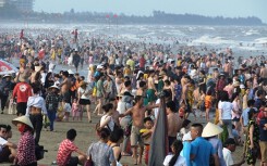 Ngày đầu nghỉ lễ: Biển Sầm Sơn đục ngầu, vạn người vẫn chen nhau tắm